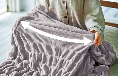 伸縮素材で、首や肩まわりにすき間を作らない。