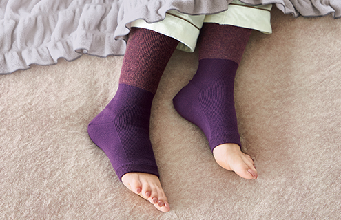「足先が冷えて眠れない」、そんな夜にはこの一足を。