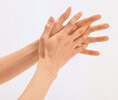 手のひら全体に擦り込みます。指先や指の間はとくに念入りに。