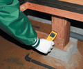 床上木部の含水率を測定。