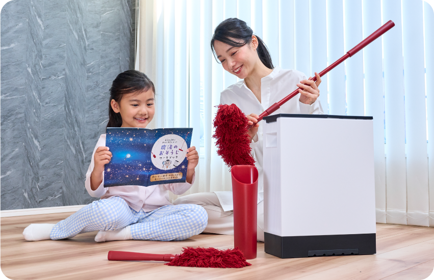 親子でワークブックを見ている