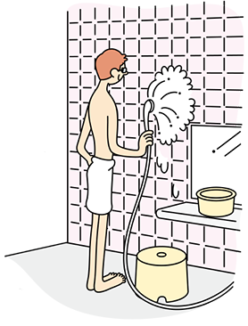 浴室の床や壁全体にシャワーで水をかけながら、カビの栄養になる水アカ、湯アカ、石けんカスを洗い流します。