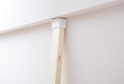 天井と床に突っ張り棒を立てるイメージで柱用2×4材を壁面にはめ込みます