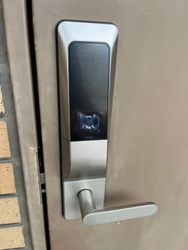 玄関ドアの電子錠後付けの施工事例