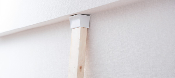 天井と床に突っ張り棒を立てるイメージで柱用2×4材を壁面にはめ込みます